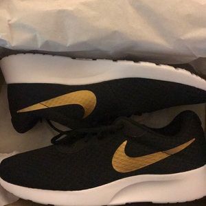 New Women’s Nike Tanjun